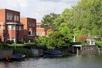 Achterzijde aan het water met botenhuis en tuinhuis.
<br/>
Gert-Jan Lobbes, 2015